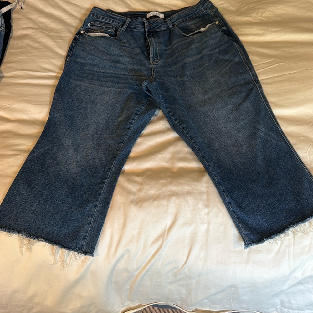 EUC Judy Blue wide leg cropped jeans